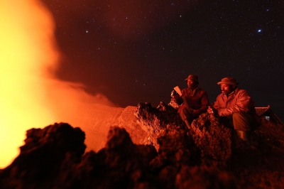 Ranger bewundern die Lava am Nyiragongo Crater im Virunga NP (MONUSCO Photos)  CC BY-SA 
Informazioni sulla licenza disponibili sotto 'Prova delle fonti di immagine'